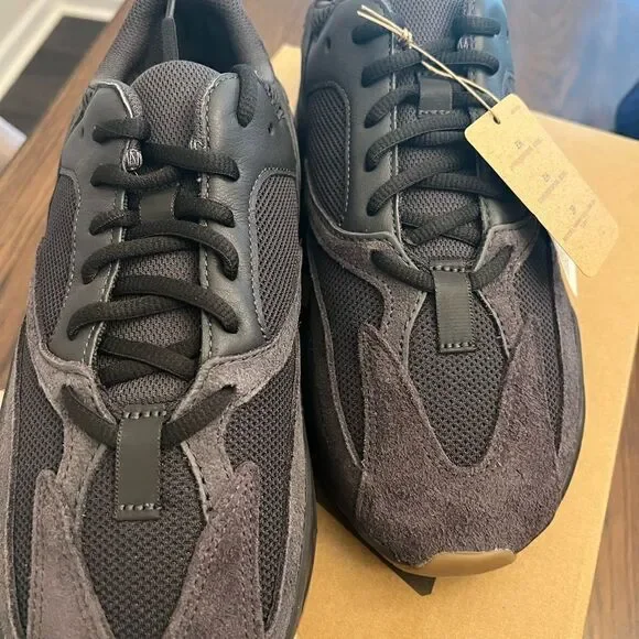 NIOB Yeezy 700 Boost Utility Black 2022 reissue Men’s size 8 sneaker.